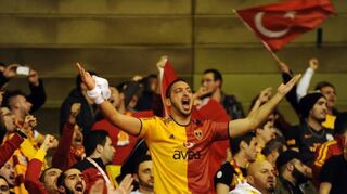 Die Basketball-Fans von Galatasaray Istanbul sind dafür bekannt, dass sie ihre Mannschaft fast schon frenetisch unterstützen. Unser Bild entstand vor einigen Jahren bei einem Spiel in München.