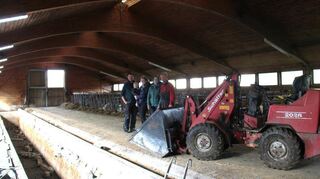 Blick in den leeren Kuhstall der Familie, der nun für die neuen Bedürfnisse umgebaut wird.