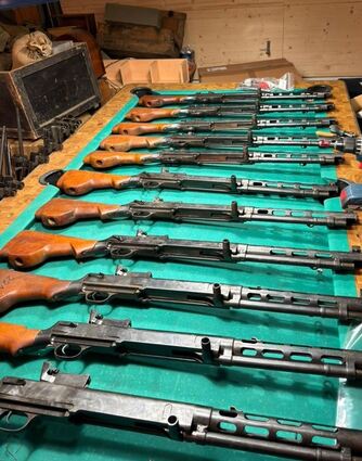 Maschinengewehre wurden sichergestellt.