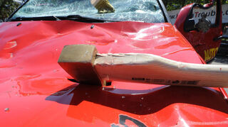 Während des Einsatzes beschädigte der Mann drei am Feldweg geparkte Autos. (Symbolbild)