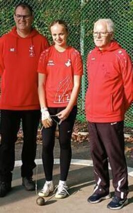 Ein erfolgreiches Trio (von links): Technik-Trainer Hendrik Ehrenbrink, Rekordhalterin Lina Walter und Trainer Bruno Ledwig.