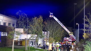Zu einem Einsatz der Freiwilligen Feuerwehr kam es am Montagabend durch einen Brand des Vordachs der Sporthalle SH II in Bestenheid.