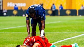 Jamal Musiala am Boden: Bei der Club-WM verletzte er sich schwer im Spiel gegen Paris Sant-Germain. (Archivbild)