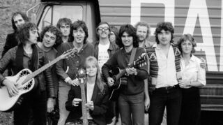 Undatiertes Foto von Paul McCartney (Mitte links), neben seiner Frau Linda, mit den Bandkollegen von Wings.