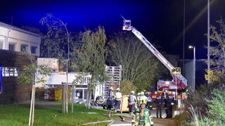 Zu einem Einsatz der Freiwilligen Feuerwehr kam es am Montagabend durch einen Brand des Vordachs der Sporthalle SH II in Bestenheid.