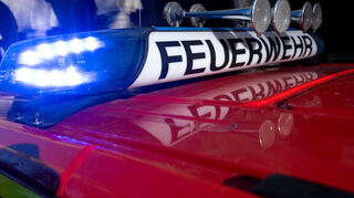 Die 85-jährige Bewohnerin befand sich zu diesem Zeitpunkt im Wohnzimmer und wurde von der Feuerwehr gerettet.