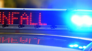 Die Fahrerin blieb nach ersten Erkenntnissen unverletzt. Ihr 14-jähriger Beifahrer erlitt leichte Verletzungen.