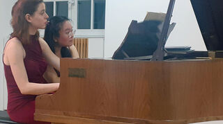 Die Klavierspielerinnen zeigten ihr Können am Piano im Kulturzentrum.