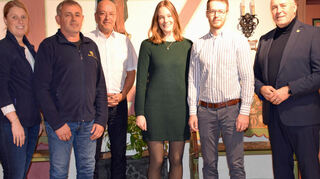 Die Chemie stimmt, die Freude ist groß: Nachfolger für Hausarzt Wolfgang Zöller (Dritter von links) in Grünsfeld werden Naemi und Daniel Klumpp (Dritte und Zweiter von rechts). Bürgermeister Joachim Markert (rechts) sowie Hauptamtsleiter Jürgen Umminger und Mitarbeiterin Christina Wenz haben ihren Teil beigetragen, damit die Rahmenbedingungen für die Familie stimmen.