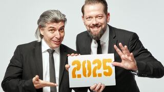 Adrian Engels und Markus Riedinger blicken gewohnt scharf, witzig und pointiert auf die politischen und gesellschaftlichen Ereignisse des Jahres 2025.
