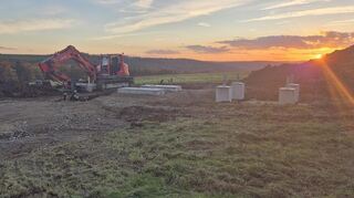 Das Fundament ist bereits deutlich erkennbar: Auf einer Anhöhe unweit des Igersheimer Teilorts wird der Mobilfunkmast Stück für Stück nach oben gezogen.