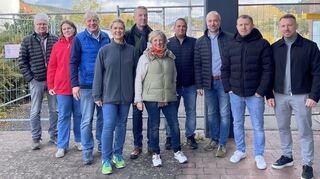 Die Hardheimer Geschäftsleute, darunter Marion Gärtner von der „Gärtnersmühle“ (mit hellgrüner Jacke), haben für den Erhalt der Parkplätze am Erfapark gekämpft. Bei Bürgermeister Stefan Grimm (Dritter von rechts) stießen sie damit auf offene Ohren.