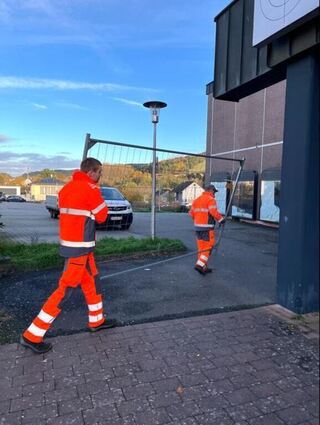 Nachdem der Bürgermeister mit Schoofs-Geschäftsführer Younis telefoniert hatte, räumte der Bauhof die Zäune weg.