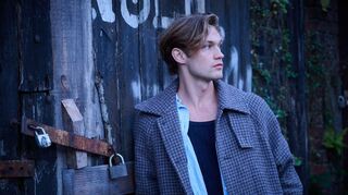 Damian Hardung mag die glamouröse Filmwelt und die nüchterne Wissenschaft.