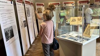 Nochmals zu sehen sind alle bisher ausgestellten Roll-ups zum Gemeindejubiläum in einer abschließenden Finissage am Sonntag, 9. November, von 14 bis 17 Uhr im großen Saal der Erftalhalle.