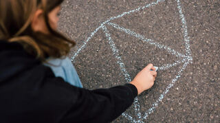 Wenn Bauen so kinderleicht wäre: Das Bauen von neuen Wohnungen ist im Neckar-Odenwald-Kreis vor allem teuer und kompliziert. Dabei sind neue Wohnungen gerade auch für die Wirtschaft im Neckar-Odenwald-Kreis wichtig: „Denn wer arbeiten will, muss sich das Wohnen auch leisten können. Wohnungsknappheit macht am Ende auch den Arbeitsmarkt kaputt“, so der Chef-Ökonom des Pestel-Instituts, Matthias Günther.