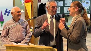 Die Vorsitzende Margarete Geßner wurde im Beisein ihres Ehemannes Edgar (links) durch den stellvertretenden Vorsitzenden Karl Endres für ihr Engagement geehrt.