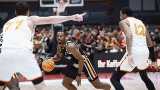 Die Fitness First Würzburg Baskets (im Bild Johnathan Stove) waren gegen die langen Kerle aus Istanbul ohne Siegchance.