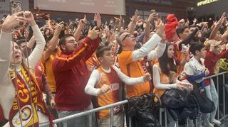 Galatasaray Istanbul wurde in Würzburg von rund 400 frenetischen Fans lautstark unterstützt und angefeuert.