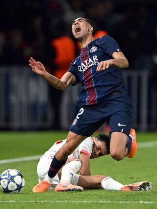 Der Moment, der das Spiel veränderte: Luis Díaz (unten) foult Achraf Hakimi und sieht danach die Rote Karte.