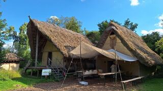 Einen Blick in die Urgeschichte Oberschwabens vermitteln die rekonstruierten Pfahlbauten im Federseemuseum in Bad Buchau.