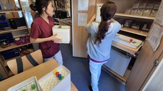 Motiviert und zupackend: Le Bui Thi (links) übt ihren Beruf mit großer Leidenschaft aus.