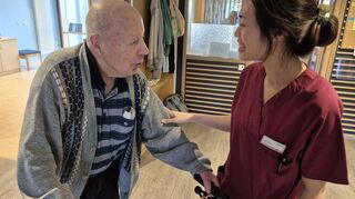 Immer ein nettes Wort auf den Lippen: Der Kontakt zu den Bewohnern ist der jungen Vietnamesin sehr wichtig.