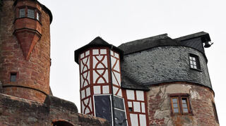 Kein schöner Anblick: Die Fassade des Weißen Turms der Burg muss mit einer Plane vor eindringender Nässe geschützt werden.