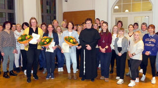 Sabine Kugler, Christine Weber und Nadine Kaiser-Schinnagel arbeiten seit zehn beziehungsweise 25 Jahren als Erzieherinnen. Sie wurden von der Kirchengemeinde Walldürn gewürdigt.