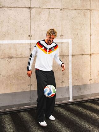 Großer Fan des neuen DFB-Trikots: Stürmer Nick Woltemade.