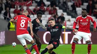 Alejandro Grimaldo (Mitte) lieferte sich ein umkämpftes Duell mit seinem Ex-Club Benfica.