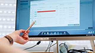 Ein Hausarzt lädt in seiner Praxis Dokumente in eine elektronische Patientenakte „ePA“.