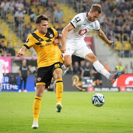 Pascal Sohm (recht, hier im Trikot des SV Waldhof Mannheim), spielte von 2009 bis 2013 für den FSV Hollenbach, mit dem er in die Oberliga Baden-Württemberg aufstieg.