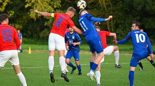 Wenn sich die SpG Schloßau/Donebach (hier in den blauen Trikots) und die SpG Götzingen/Eberstadt gegenüberstehen, dann geht es auch darum, wer zunächst einmal „Verfolger Nr. 1“ von Tabellenführer SV Osterburken (hier in Rot) sein wird.