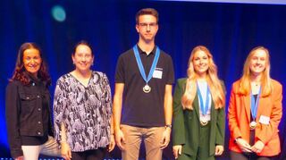 Die Landesbesten: Roman Wolfgang Bauer, Mareike Feeß und Laura Steinle wurden als Landesbeste in ihrem Beruf im Bezirk der Industrie- und Handelskammer Heilbronn-Franken von IHK-Hauptgeschäftsführerin Elke Döring (links) und der Kammerpräsidentin, Kirsten Hirschmann, ausgezeichnet.