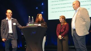 IHK-Hauptgeschäftsführerin Elke Döring (Zweite von links) unterhielt sich mit Dr. Frauke Goll, Managing Director applied AI am Institute for Europe, Paul Jahn (links) und dem Ausbildungsleiter der Vereinigten Spezialmöbelfabriken Tauberbischofsheim, Oliver Stöckle, über den Wandel in der Ausbildung und die Bedeutung der KI in der Arbeitswelt.