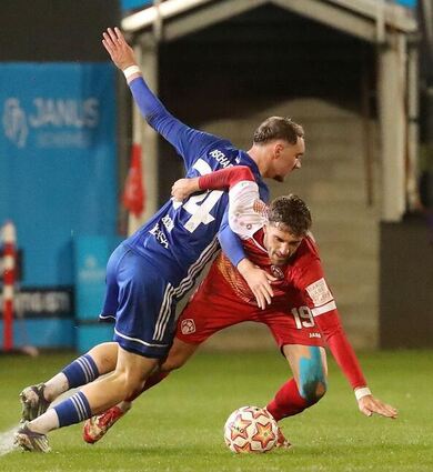 Für Marius Uhl (hier im roten Trikot im Pokalspiel gegen Aschaffenburg) war von Anfang an klar, dass in dieser Saison für den FC Würzburger Kickers alles drin sein wird.