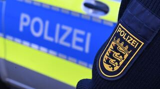 Ein Randalierer wurde von Polizisten in Handschellen abgeführt, nachdem er in der Niederstettener Innenstadt Unruhe gestiftet hatte. Dabei wurde ein Beamter verletzt.