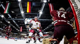 Justin Schütz lauert vor dem lettischen Tor. Der Stürmer der Adler Mannheim brachte viel Energie aufs Eis.
