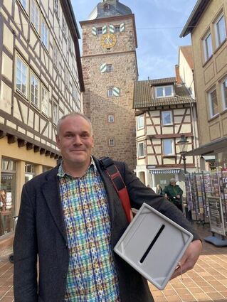 Kirchengemeinderatsvorsitzender mit der Wahlurne in der Marktstraße in Buchen. Er wünscht sich für die Kirchengemeinderatswahl eine möglichst hohe Wahlbeteiligung.