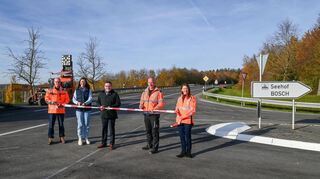 Mit der Fahrbahndeckenerneuerung zwischen den Abzweigungen zur B 292 und zur K 2842 ist die nahezu vollständige Sanierung der K 2877 nunmehr abgeschlossen. Darüber freuten sich bei der symbolischen Verkehrsfreigabe des Autobahnzubringers (von links) Straßenbauamtsleiter Markus Metz, Bürgermeisterin Heidrun Beck (Boxberg), Landrat Christoph Schauder, Bauleiter Simon Göpfert (Konrad-Bau) und Projektleiterin Hanna Kuznetsova (Straßenbauamt)