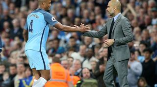 Vincent Kompany (l) und Pep Guardiola verbindet eine besondere Beziehung. (Archivbild)