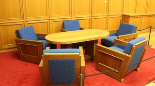 Die Sitzgruppe im Büro von Mielke, in der bei Besprechungen über Schicksale von Menschen entschieden wurde. Angesichts dessen atmen sie eine erschreckend miefige Banalität.