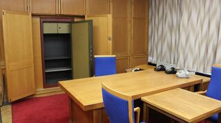 Ein mächtiger und gefürchteter Ort in der DDR: das Büro von Stasi Chef Erich Mielke mit seinem legendären Tresor, in dem er sogar Dossiers über eigene Spitzengnossen lagerte.