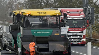 Derzeit verrichten Bauarbeiter auf der B 27 Asphaltarbeiten.