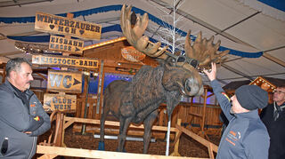 Der „Winterzauber“ auf dem Bad Mergentheimer Volksfestplatz ist eröffnet. Das Maskottchen ist der Elch „Emil“.