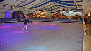 Die Echt-Eisbahn ist jetzt komplett überdacht. Am Freitagnachmittag wurde sie feierlich freigegeben und ein Mädchen drehte sofort die allerersten Runden.