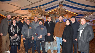 Veranstalter Rudi Bauer (rechts) hieß zur Eröffnung des „Winterzaubers 2025“ zahlreiche Kooperationspartner willkommen, darunter die Stadt Bad Mergentheim, Radio TON und die Fränkischen Nachrichten.