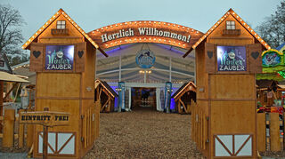 Die Tore sind weit geöffnet. Die ersten Besucher drehten innen bereits am Freitagnachmittag ihre Runden auf der Echt-Eisbahn.