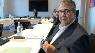 Auch Ex-Wirtschaftsminister Sigmar Gabriel sagte vor dem Untersuchungsausschuss zur Stiftung Klima- und Umweltschutz MV in Schwerin aus.